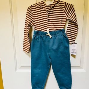 Baby Boy Carter’s Hooded Bodysuit & Jogger Pants Set.    Size. 18mos
